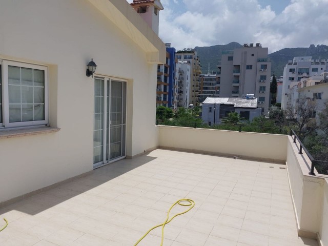 GİRNE'DE  PATARA SİTESİNİN ARKASINDA SATILIK 3+1 PENTHOUSE 