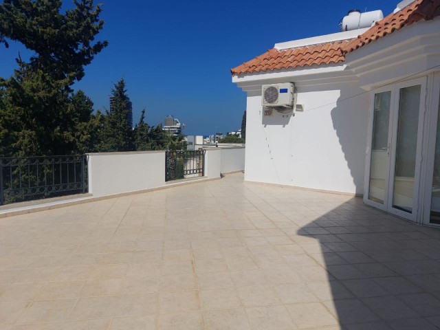 ATEMBERAUBENDES 3+1 PENTHOUSE ZUM VERKAUF IM KYRENIA CENTER