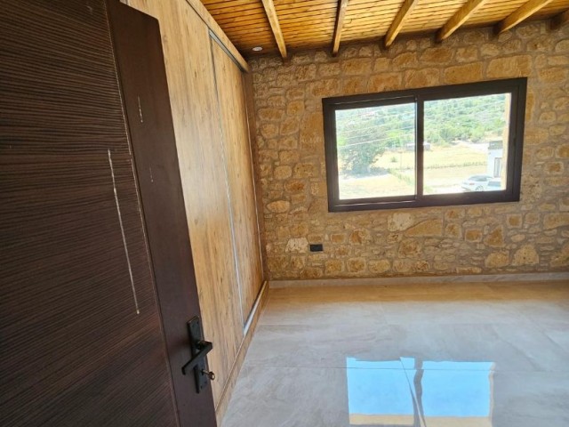 4+1 خانه سنگی مستقل برای فروش در کرشییاکا