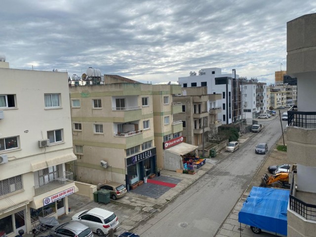 Zentrale Lage in Nikosia Ortakoy , 3 + 1, 100 m2 + 15 m2 (Terrasse) Penthouse-Wohnung zu verkaufen 58.000 STG ** 