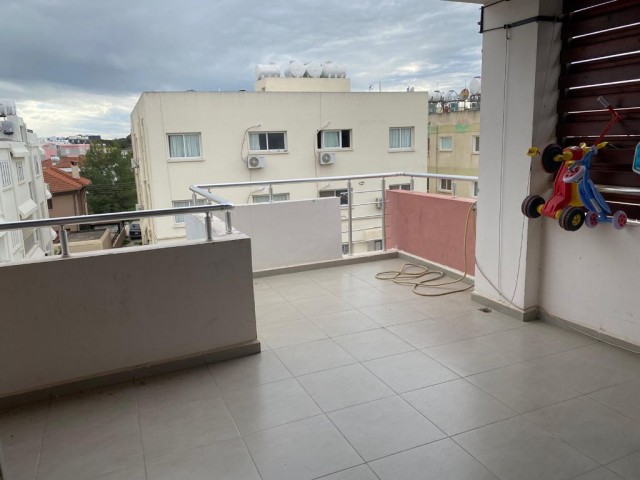 Zentrale Lage in Nikosia Ortakoy , 3 + 1, 100 m2 + 15 m2 (Terrasse) Penthouse-Wohnung zu verkaufen 58.000 STG ** 