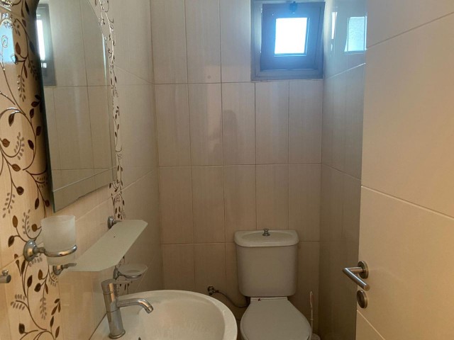 Nikosia Marmara 1. Etage 135 m2 3+1 halb möblierte saubere Wohnung in Türkisch 56.000 stg ** 