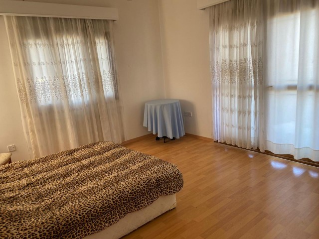 Girne Alsancak'ta 4+1 250 m2 full eşyalı  1 dönüm arsa içerisinde deniz manzaralı kiralık müstakil villa aylık 10.500 TL