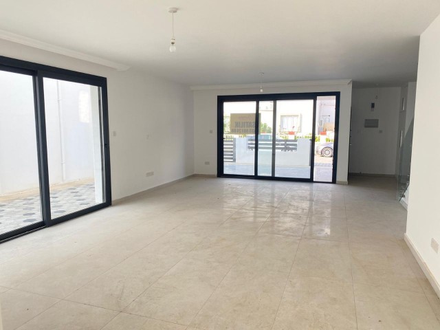 Nikosia Yenikent te bereit zu bewegen 200 m2 3+1 villa zu verkaufen 250.000 stg ** 