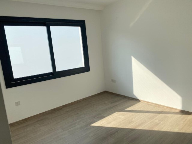 Nikosia Yenikent te bereit zu bewegen 200 m2 3+1 villa zu verkaufen 250.000 stg ** 