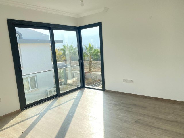 Nikosia Yenikent te bereit zu bewegen 200 m2 3+1 villa zu verkaufen 250.000 stg ** 