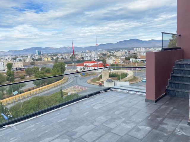 Lefkoşa Ortaköy'de kesilmeyen manzaralı, merkezi ısıtma sistemli  2+1 90 + 40 m2 satılık lüks penthouse 92.000 stg