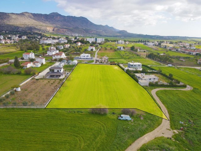 Girne Boğaz’da merkezi konumda 5 dönüm 3 evlek satılık villalık arsa 320.000 stg 