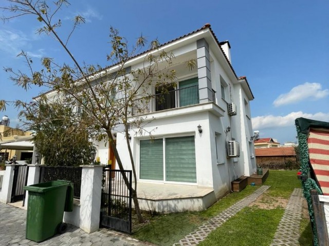 Nikosia hinter Metehanda Zephre Cafe 3 + 1 185 m2 gepflegte,Kostenfreie,Doppelvilla zum Verkauf mit Garten 127,000 stg ** 