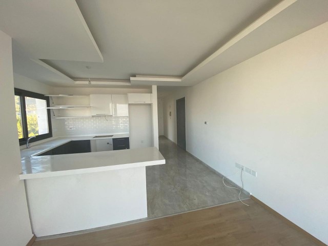 Duplex mit Meer-und Bergblick im Zentrum von Kyrenia 2 + 1 135m2 + 100m2 Terrasse Penthouse zum Verkauf 135.000 stg ** 