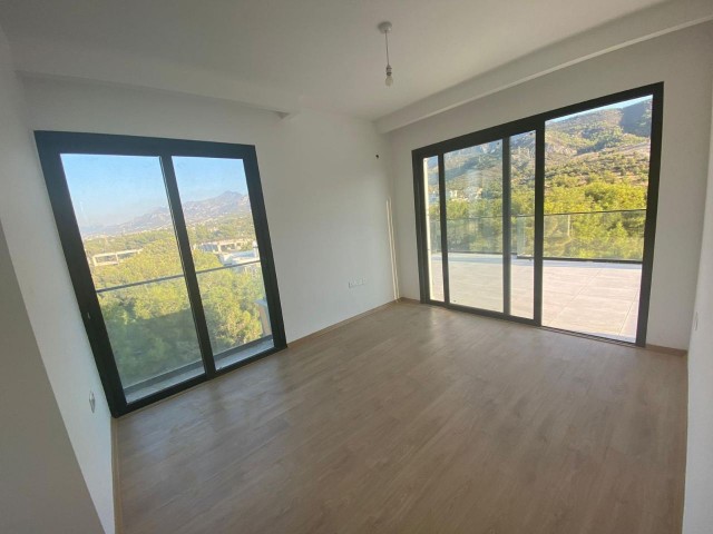 Duplex mit Meer-und Bergblick im Zentrum von Kyrenia 2 + 1 135m2 + 100m2 Terrasse Penthouse zum Verkauf 135.000 stg ** 