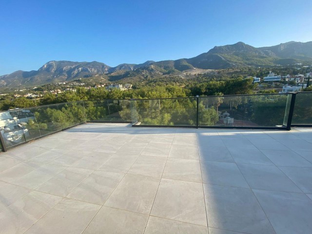 Duplex mit Meer-und Bergblick im Zentrum von Kyrenia 2 + 1 135m2 + 100m2 Terrasse Penthouse zum Verkauf 135.000 stg ** 