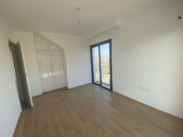 Girne Merkez'de Kapanmaz Deniz ve Dağ Manzaralı dubleks 2+1 135m2 +100m2 Teras Satılık Penthouse 135,000stg