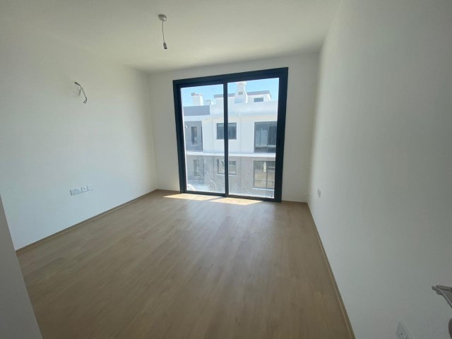 Wohnungen zum Verkauf in Yenikentte 3+1 135 m2 + 40 m2 mit Terrasse 93,000 stg ** 