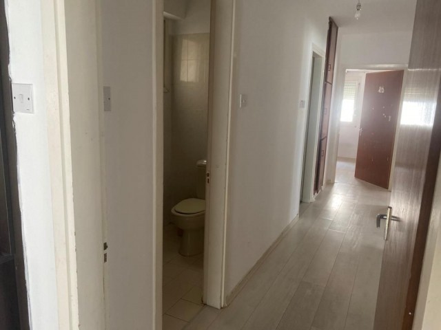 Kermiya'da 3+1  Geniş Ferah Merkezi Konum Satılık Apartman Dairesi 54,000stg