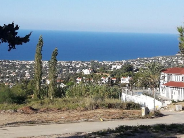 548 m2 Grundstück mit herrlichem Meer-und Bergblick in Kyrenia Karmi 1 + 1 100 m2 einstöckiges Haus 129.000 stg ** 