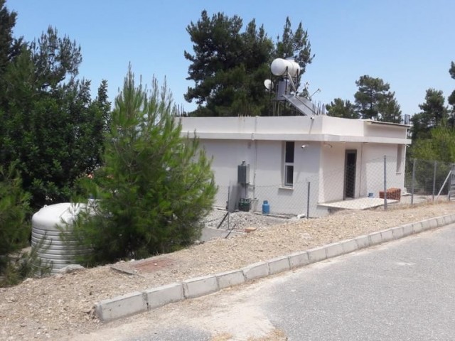 548 m2 Grundstück mit herrlichem Meer-und Bergblick in Kyrenia Karmi 1 + 1 100 m2 einstöckiges Haus 129.000 stg ** 