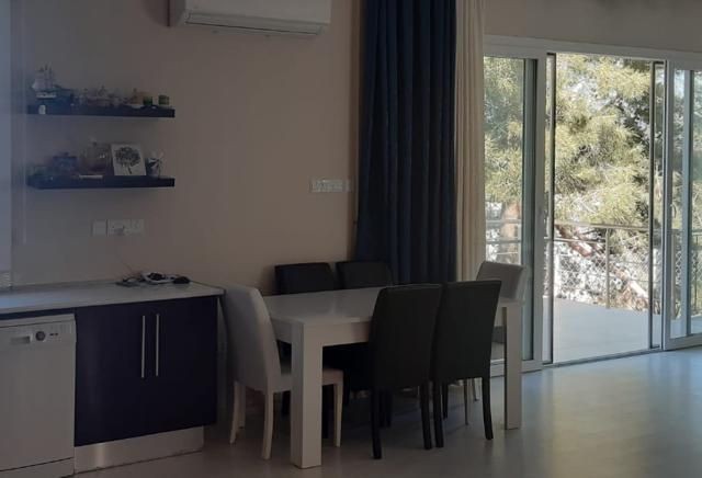 548 m2 Grundstück mit herrlichem Meer-und Bergblick in Kyrenia Karmi 1 + 1 100 m2 einstöckiges Haus 129.000 stg ** 