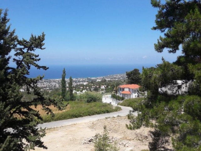 548 m2 Grundstück mit herrlichem Meer-und Bergblick in Kyrenia Karmi 1 + 1 100 m2 einstöckiges Haus 129.000 stg ** 