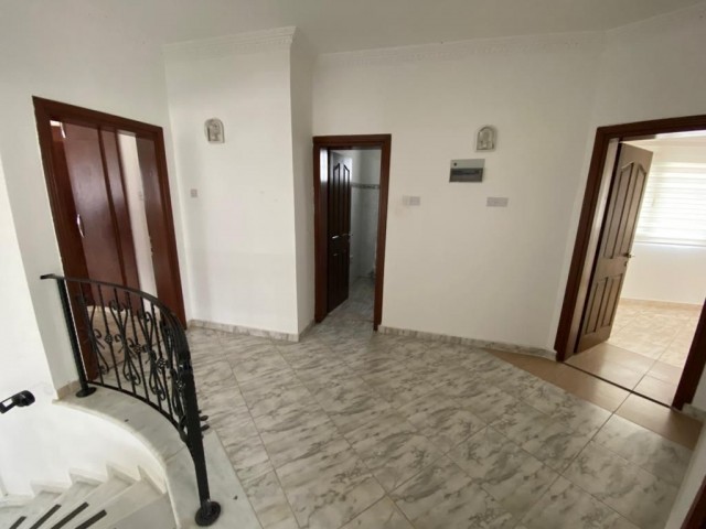 KÜÇÜK KAYMAKLI 3+2 300 m² GENİŞ BAHÇELİ KİRALIK VİLLA 700stg