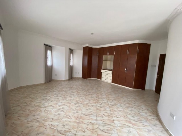 KÜÇÜK KAYMAKLI 3+2 300 m² GENİŞ BAHÇELİ KİRALIK VİLLA 700stg