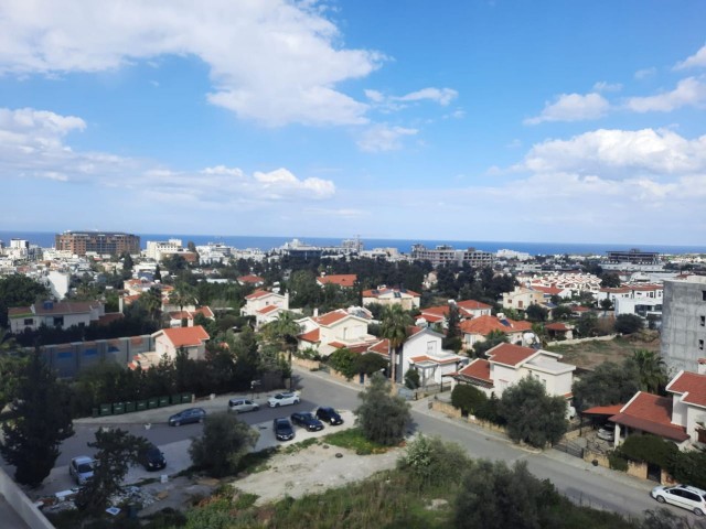 3+1 Wohnung zum Verkauf in Kyrenia Zentrum mit Berg- und Meerblick 180.000stg