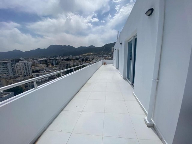 Girne Kaşgar bölgesinde kesilmez deniz ve dağ manzaralı 3+1 , 120 m2+70 m2  satılık penthouse 