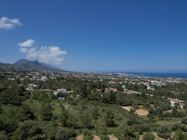 Girne Çatalköy ' de kisilmez deniz ve dağ manzaralı, muhteşem konumda 6579 m2 satılık arsa