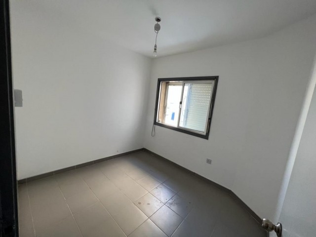 Wohnung zum Verkauf mit Gewerbegenehmigung, an der Hauptstraße in Ortaköy, Nikosia
