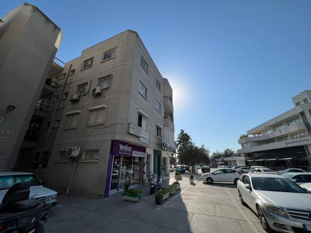 Wohnung zum Verkauf mit Gewerbegenehmigung, an der Hauptstraße in Ortaköy, Nikosia