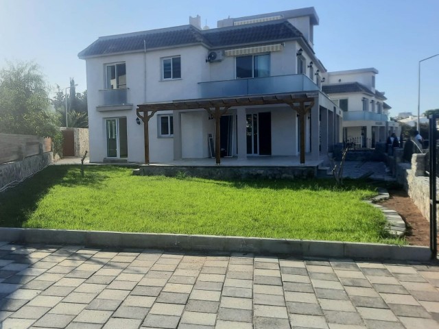 15 Minuten zum Meer in Alsancak. 2+1 Erdgeschosswohnung zu Fuß erreichbar, mit großem Garten zu verkaufen.