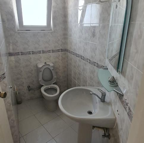 Belediye Bulvarı yolu TİCARİ İZİNLİ  3+1, 160m2 Çok Geniş 2. Kat Merkezi Konum   Kiralık Apartman Dairesi