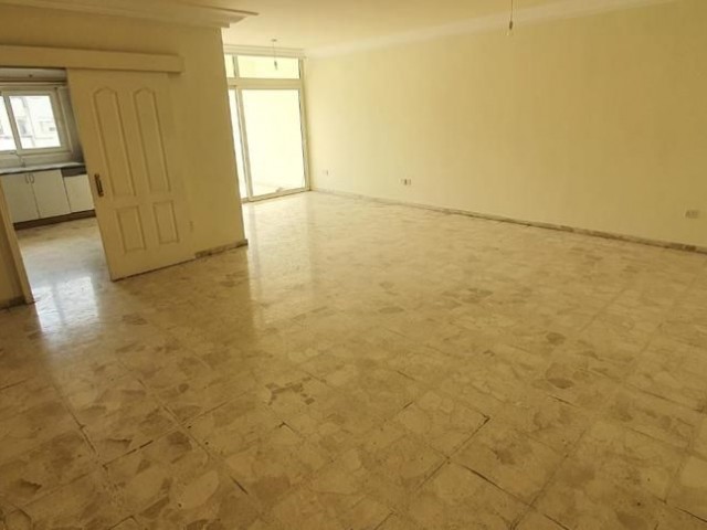 Belediye Bulvarı yolu TİCARİ İZİNLİ  3+1, 160m2 Çok Geniş 2. Kat Merkezi Konum   Kiralık Apartman Dairesi