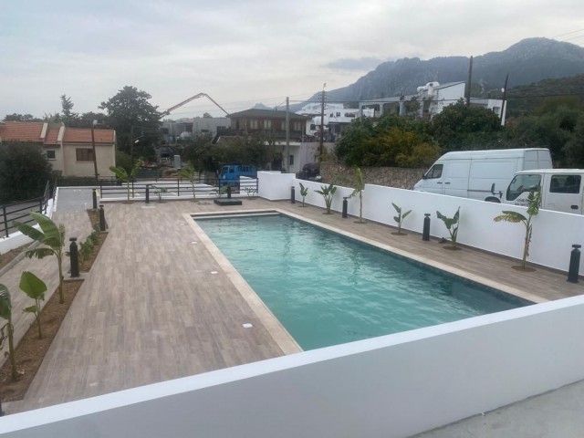 Erdgeschoss 2+1 100 m2 Luxusapartment zum Verkauf mit Gemeinschaftspool in Alsancak, Kyrenia