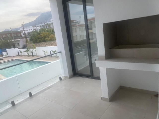 Erdgeschoss 2+1 100 m2 Luxusapartment zum Verkauf mit Gemeinschaftspool in Alsancak, Kyrenia