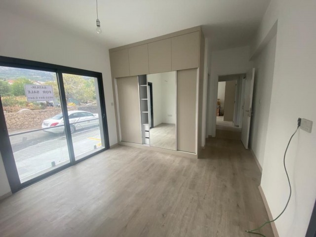 Erdgeschoss 2+1 100 m2 Luxusapartment zum Verkauf mit Gemeinschaftspool in Alsancak, Kyrenia