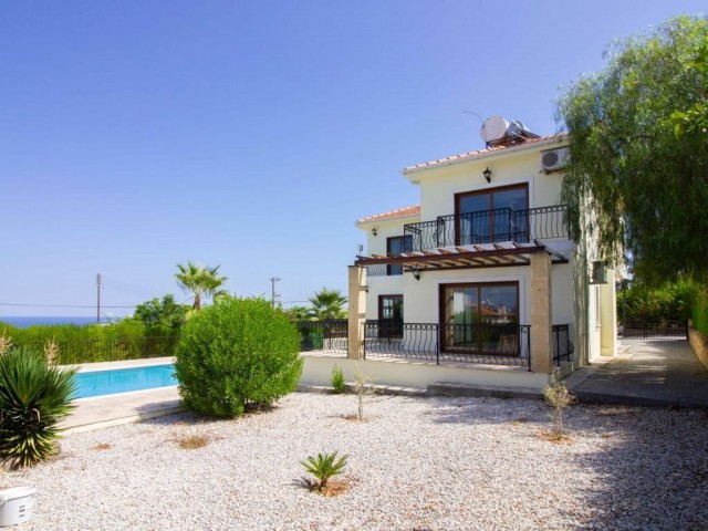 3+1 240m2 Villa for Sale on an 800 m2 Plot with Unique Mountain and Sea Views and Pool in Çatalköy, Kyrenia