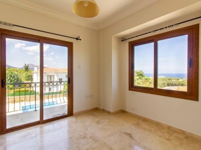 3+1 240 m² große Villa zum Verkauf auf einem 800 m² großen Grundstück mit einzigartigem Berg- und Meerblick und Pool in Çatalköy, Kyrenia