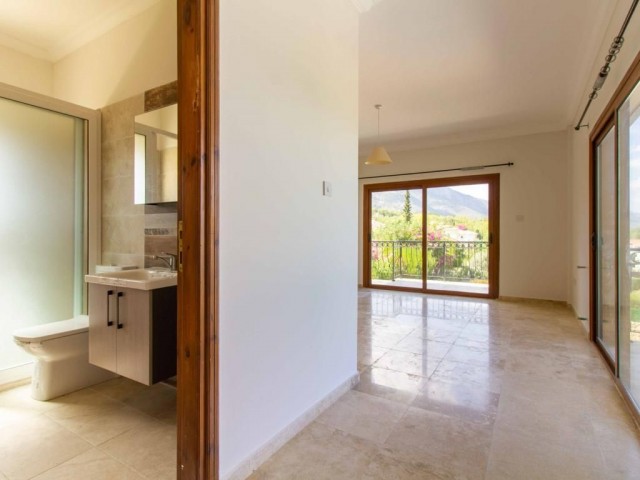 3+1 240 m² große Villa zum Verkauf auf einem 800 m² großen Grundstück mit einzigartigem Berg- und Meerblick und Pool in Çatalköy, Kyrenia