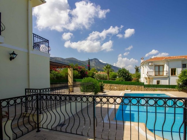 3+1 240 m² große Villa zum Verkauf auf einem 800 m² großen Grundstück mit einzigartigem Berg- und Meerblick und Pool in Çatalköy, Kyrenia