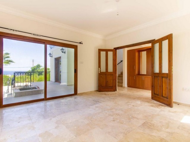 3+1 240 m² große Villa zum Verkauf auf einem 800 m² großen Grundstück mit einzigartigem Berg- und Meerblick und Pool in Çatalköy, Kyrenia