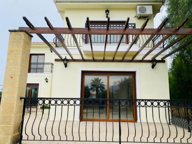Girne  Çatalköy'de Eşsiz Dağ ve Deniz Manzaralı Havuzlu 800 m2 Arsa İçerisinde Satılık 3+1 240m2  Villa