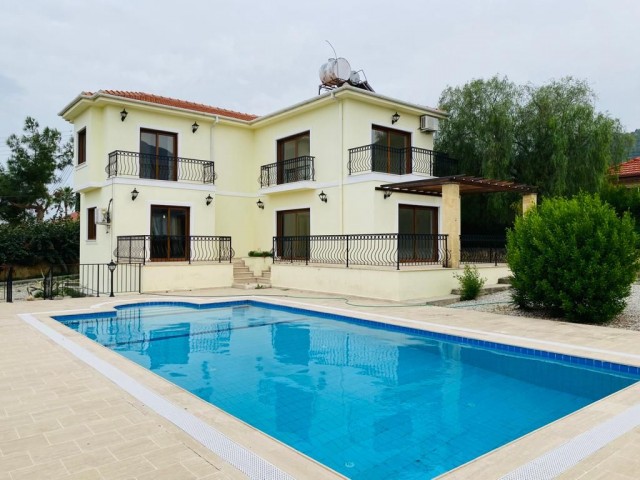 3+1 240 m² große Villa zum Verkauf auf einem 800 m² großen Grundstück mit einzigartigem Berg- und Meerblick und Pool in Çatalköy, Kyrenia