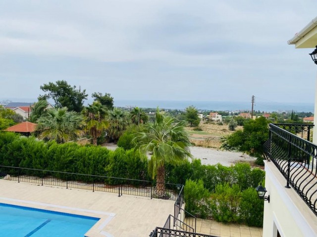 3+1 240 m² große Villa zum Verkauf auf einem 800 m² großen Grundstück mit einzigartigem Berg- und Meerblick und Pool in Çatalköy, Kyrenia