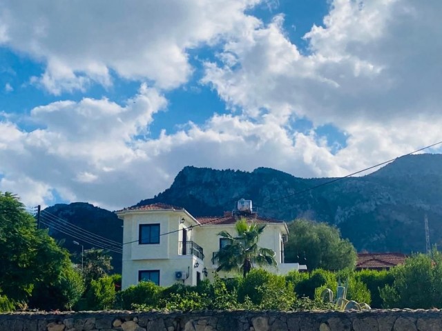 3+1 240 m² große Villa zum Verkauf auf einem 800 m² großen Grundstück mit einzigartigem Berg- und Meerblick und Pool in Çatalköy, Kyrenia