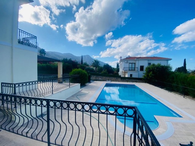 3+1 240 m² große Villa zum Verkauf auf einem 800 m² großen Grundstück mit einzigartigem Berg- und Meerblick und Pool in Çatalköy, Kyrenia