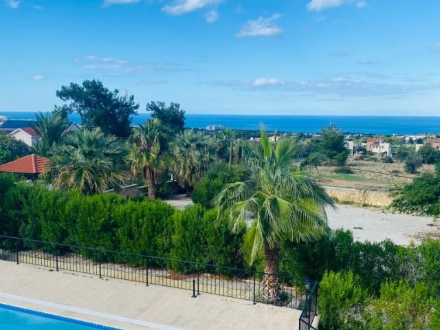 3+1 240 m² große Villa zum Verkauf auf einem 800 m² großen Grundstück mit einzigartigem Berg- und Meerblick und Pool in Çatalköy, Kyrenia