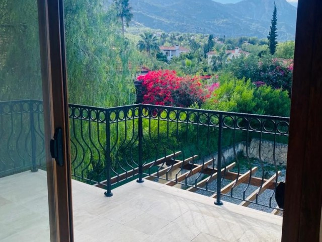 3+1 240 m² große Villa zum Verkauf auf einem 800 m² großen Grundstück mit einzigartigem Berg- und Meerblick und Pool in Çatalköy, Kyrenia