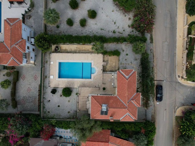 3+1 240 m² große Villa zum Verkauf auf einem 800 m² großen Grundstück mit einzigartigem Berg- und Meerblick und Pool in Çatalköy, Kyrenia