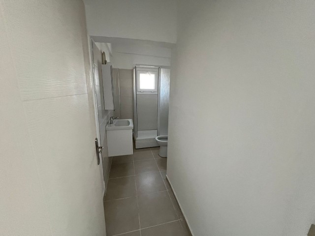 Lefkoşa Dereboyu Bölgesinde Anayol Üzeri Ticari İzinli Kiralık 2+1 90m2 Apartman Dairesi